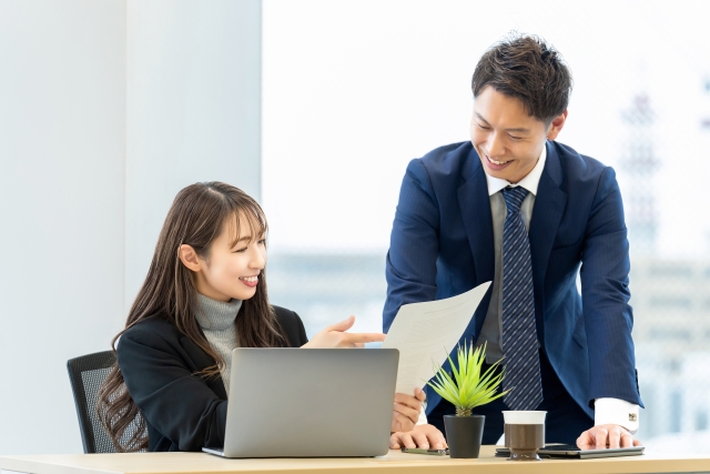 オフィスで仕事をする男性と女性