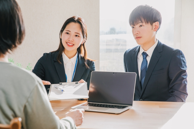 営業している女性と男性