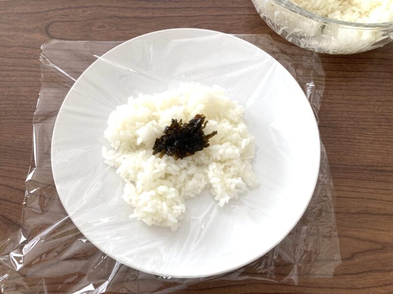 ラップにごはんと具を乗せている