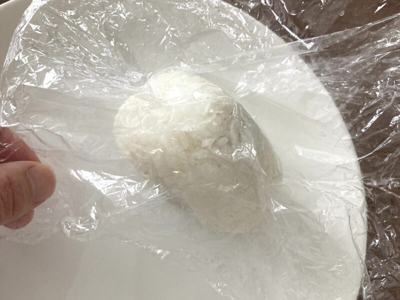 おにぎりのラップをはずしている