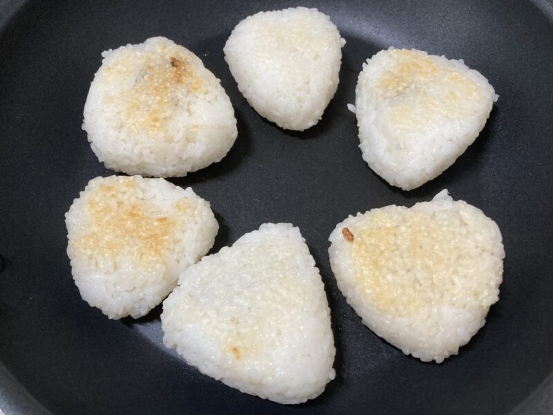 おにぎりに焼き色がついている