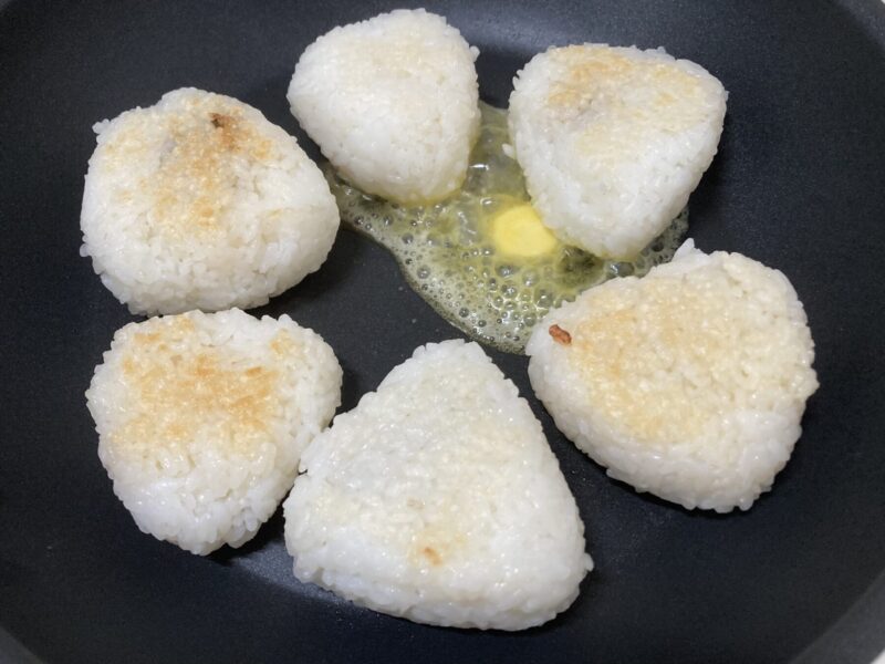 バターを溶かしている