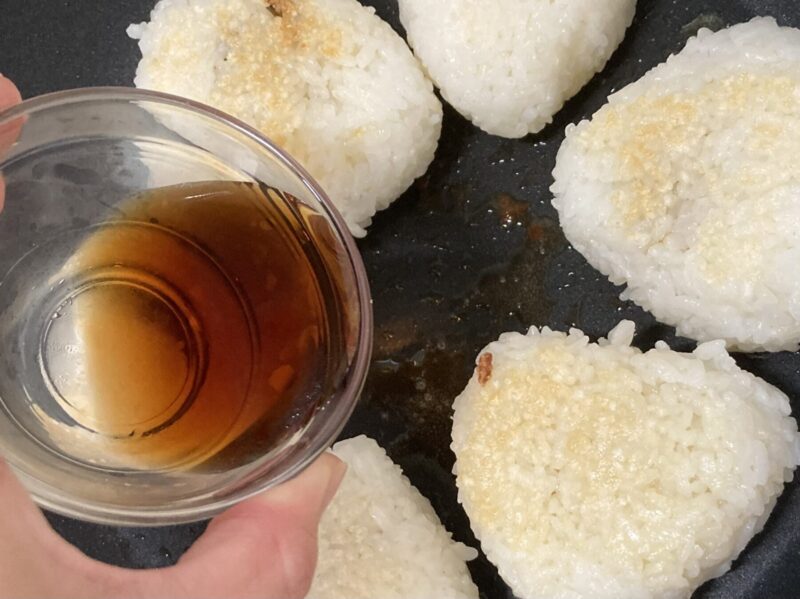 すき焼きのたれを入れている