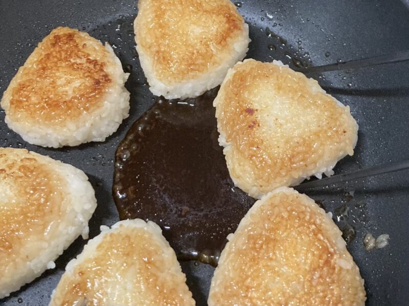 焼肉のたれを入れている
