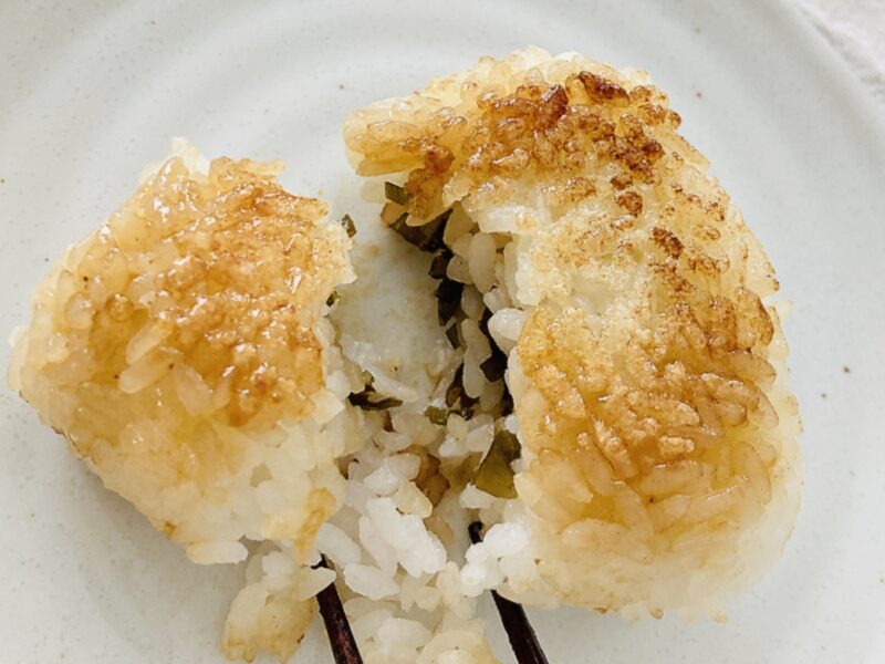 焼きおにぎりを割っている
